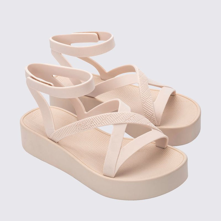 Sandália Melissa Sun Barra Platform adulto na cor bege, com tiras largas, solado plataforma e fecho ajustável – calçado moderno, confortável e versátil para o dia a dia.

Palavra-chave principal:
Melissa Sun Barra Platform

Palavras-chave relacionadas:
Melissa 36065, sandália plataforma bege, sandália bege Melissa, Melissa com tiras largas, sandália com fecho, calçado confortável, Melissa casual, plataforma versátil, sandália moderna, Melissa adulta