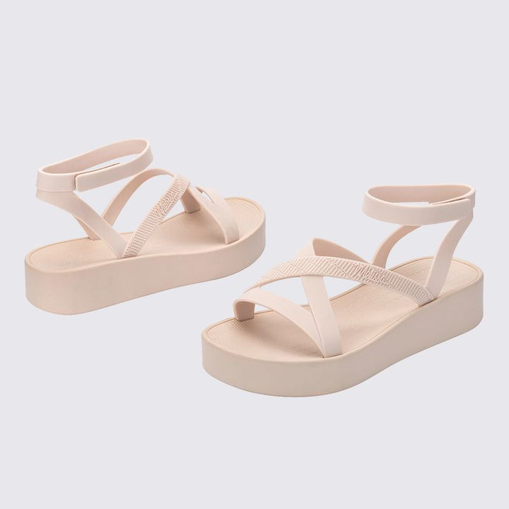 Sandália Melissa Sun Barra Platform adulto na cor bege, com tiras largas, solado plataforma e fecho ajustável – calçado moderno, confortável e versátil para o dia a dia.

Palavra-chave principal:
Melissa Sun Barra Platform

Palavras-chave relacionadas:
Melissa 36065, sandália plataforma bege, sandália bege Melissa, Melissa com tiras largas, sandália com fecho, calçado confortável, Melissa casual, plataforma versátil, sandália moderna, Melissa adulta