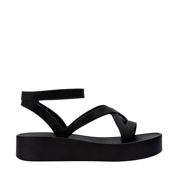 Sandália Melissa Sun Barra Platform adulto na cor preta, com tiras largas, solado plataforma e fecho ajustável – calçado moderno, robusto e confortável para o dia a dia.

Palavra-chave principal:
Melissa Sun Barra Platform

Palavras-chave relacionadas:
Melissa 36065, sandália plataforma preta, sandália preta Melissa, Melissa com tiras largas, sandália com fecho, calçado confortável, Melissa robusta, plataforma casual, sandália moderna, Melissa adulta