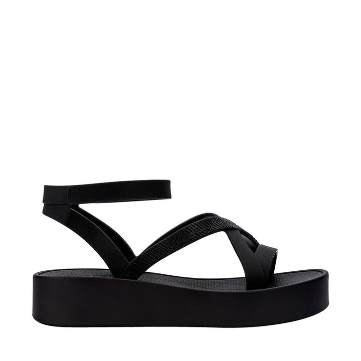 Sandália Melissa Sun Barra Platform adulto na cor preta, com tiras largas, solado plataforma e fecho ajustável – calçado moderno, robusto e confortável para o dia a dia.

Palavra-chave principal:
Melissa Sun Barra Platform

Palavras-chave relacionadas:
Melissa 36065, sandália plataforma preta, sandália preta Melissa, Melissa com tiras largas, sandália com fecho, calçado confortável, Melissa robusta, plataforma casual, sandália moderna, Melissa adulta