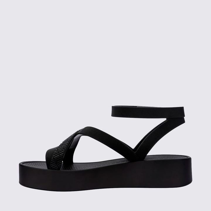 Sandália Melissa Sun Barra Platform adulto na cor preta, com tiras largas, solado plataforma e fecho ajustável – calçado moderno, robusto e confortável para o dia a dia.

Palavra-chave principal:
Melissa Sun Barra Platform

Palavras-chave relacionadas:
Melissa 36065, sandália plataforma preta, sandália preta Melissa, Melissa com tiras largas, sandália com fecho, calçado confortável, Melissa robusta, plataforma casual, sandália moderna, Melissa adulta