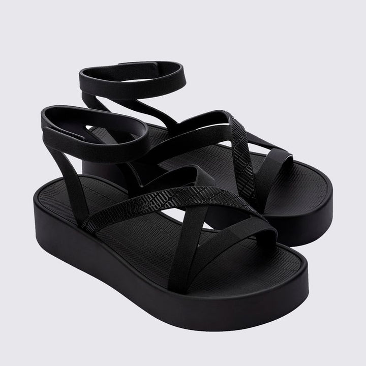 Sandália Melissa Sun Barra Platform adulto na cor preta, com tiras largas, solado plataforma e fecho ajustável – calçado moderno, robusto e confortável para o dia a dia.

Palavra-chave principal:
Melissa Sun Barra Platform

Palavras-chave relacionadas:
Melissa 36065, sandália plataforma preta, sandália preta Melissa, Melissa com tiras largas, sandália com fecho, calçado confortável, Melissa robusta, plataforma casual, sandália moderna, Melissa adulta