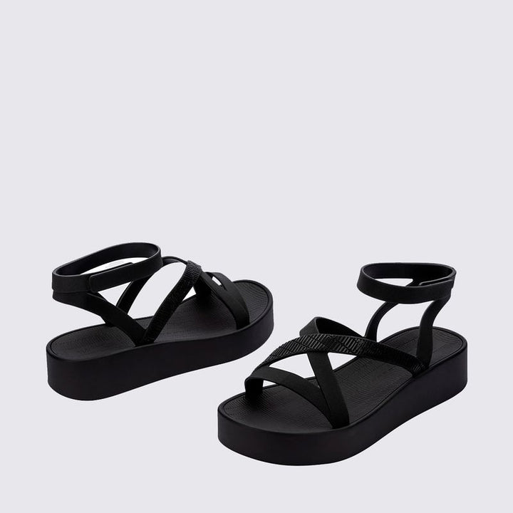 Sandália Melissa Sun Barra Platform adulto na cor preta, com tiras largas, solado plataforma e fecho ajustável – calçado moderno, robusto e confortável para o dia a dia.

Palavra-chave principal:
Melissa Sun Barra Platform

Palavras-chave relacionadas:
Melissa 36065, sandália plataforma preta, sandália preta Melissa, Melissa com tiras largas, sandália com fecho, calçado confortável, Melissa robusta, plataforma casual, sandália moderna, Melissa adulta