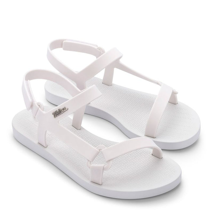 Sandália Melissa Sun Downtown adulto na cor branca, com tiras largas, fechamento em velcro e solado reto – calçado leve e moderno para looks casuais.

Palavra-chave principal:
Melissa Sun Downtown Adulto

Palavras-chave relacionadas:
Sandália branca Melissa
Melissa adulta casual
Melissa 33505
Sandália com velcro
Calçado confortável feminino
Melissa verão
Sandália minimalista
Melissa solado reto
Sandália casual branca
Melissa leve e prática