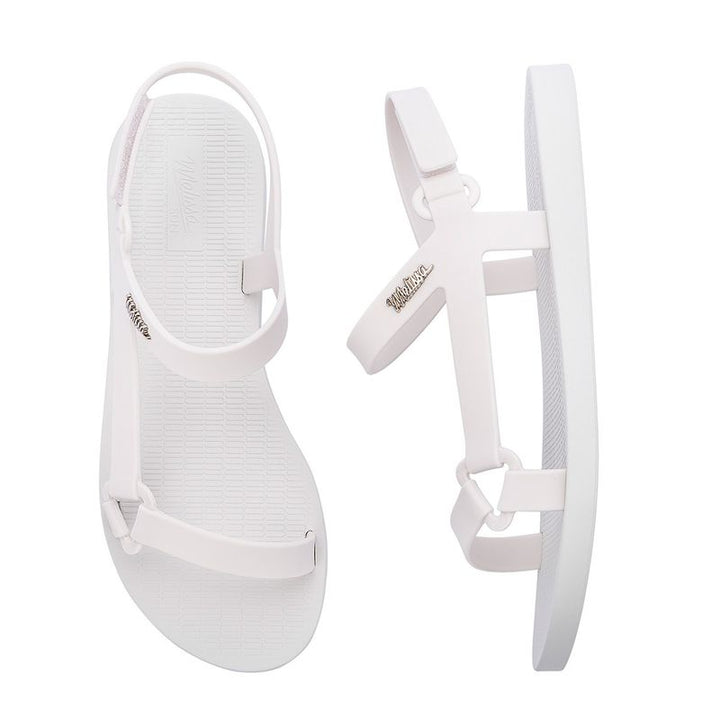 Sandália Melissa Sun Downtown adulto na cor branca, com tiras largas, fechamento em velcro e solado reto – calçado leve e moderno para looks casuais.

Palavra-chave principal:
Melissa Sun Downtown Adulto

Palavras-chave relacionadas:
Sandália branca Melissa
Melissa adulta casual
Melissa 33505
Sandália com velcro
Calçado confortável feminino
Melissa verão
Sandália minimalista
Melissa solado reto
Sandália casual branca
Melissa leve e prática