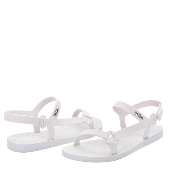 Sandália Melissa Sun Downtown adulto na cor branca, com tiras largas, fechamento em velcro e solado reto – calçado leve e moderno para looks casuais.

Palavra-chave principal:
Melissa Sun Downtown Adulto

Palavras-chave relacionadas:
Sandália branca Melissa
Melissa adulta casual
Melissa 33505
Sandália com velcro
Calçado confortável feminino
Melissa verão
Sandália minimalista
Melissa solado reto
Sandália casual branca
Melissa leve e prática
