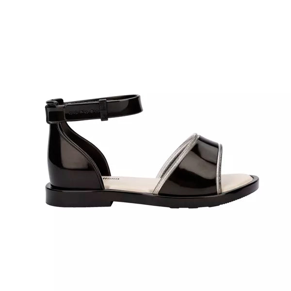 Sandália Mini Melissa Emily Baby nas cores preto perolado e bege, com tiras largas, detalhe no cabedal e fechamento com velcro – calçado confortável e estiloso para bebês.

Palavra-chave principal:
Mini Melissa Emily Baby

Palavras-chave relacionadas:
Sandália Melissa bebê
Melissa 35814
Sandália preta e bege
Melissa com velcro
Calçado infantil confortável
Melissa baby perolada
Tiras largas Melissa
Sandália moderna infantil
Mini Melissa dupla cor
Melissa primeiros passos