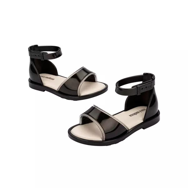 Sandália Mini Melissa Emily Baby nas cores preto perolado e bege, com tiras largas, detalhe no cabedal e fechamento com velcro – calçado confortável e estiloso para bebês.

Palavra-chave principal:
Mini Melissa Emily Baby

Palavras-chave relacionadas:
Sandália Melissa bebê
Melissa 35814
Sandália preta e bege
Melissa com velcro
Calçado infantil confortável
Melissa baby perolada
Tiras largas Melissa
Sandália moderna infantil
Mini Melissa dupla cor
Melissa primeiros passos