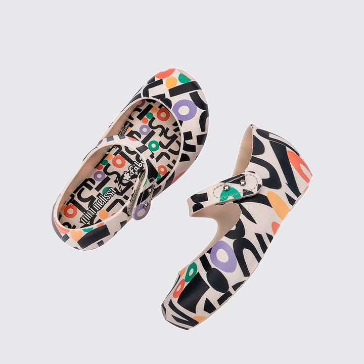 Sandália Mini Melissa Ultragirl + Fábula Baby bege e preta, com aplique de tucano e fecho em velcro – calçado confortável e divertido para bebês.

Palavra-chave principal:
Mini Melissa Ultragirl Fábula Baby

Palavras-chave relacionadas:
Melissa 35842, sandália infantil tucano, Melissa Fábula bebê, sandália bege e preta, Melissa com velcro, Mini Melissa Fábula, calçado infantil divertido, Melissa baby confortável, sandália bebê estilosa, Melissa primeiros passos