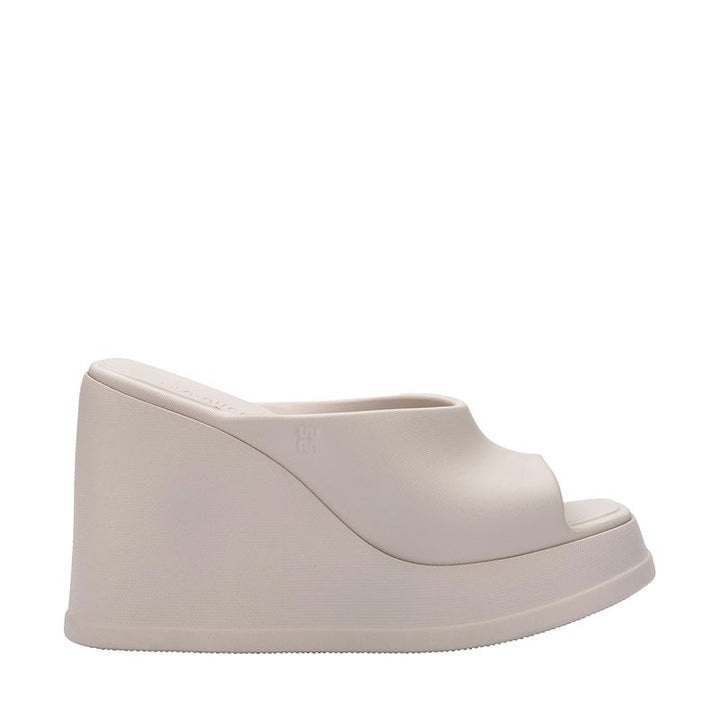 Sandália Melissa Free Slip Adulto 38046 – sandália slide minimalista em Melflex, com palmilha anatômica e solado leve, unindo conforto e praticidade em um design versátil.

🔑 Palavra-chave principal:
Sandália Melissa Free Slip Adulto 38046

🔍 Palavras-chave relacionadas:
Melissa Free Slip, sandália slide Melissa, sandália confortável adulto, Melissa prática dia a dia
