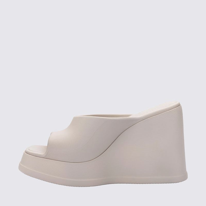 Sandália Melissa Free Slip Adulto 38046 – sandália slide minimalista em Melflex, com palmilha anatômica e solado leve, unindo conforto e praticidade em um design versátil.

🔑 Palavra-chave principal:
Sandália Melissa Free Slip Adulto 38046

🔍 Palavras-chave relacionadas:
Melissa Free Slip, sandália slide Melissa, sandália confortável adulto, Melissa prática dia a dia