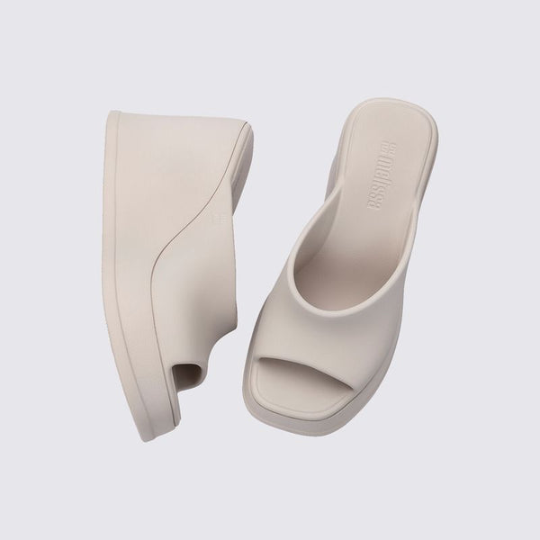 Melissa Free Slip Bege 38046 – plataforma anabela 11 cm com gáspea em EVA Soft e sola estável
