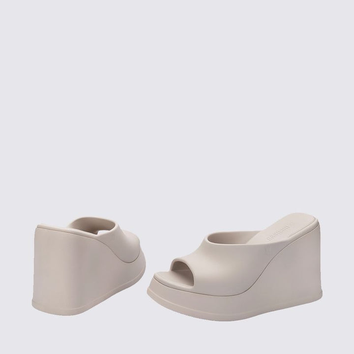 Sandália Melissa Free Slip Adulto 38046 – sandália slide minimalista em Melflex, com palmilha anatômica e solado leve, unindo conforto e praticidade em um design versátil.

🔑 Palavra-chave principal:
Sandália Melissa Free Slip Adulto 38046

🔍 Palavras-chave relacionadas:
Melissa Free Slip, sandália slide Melissa, sandália confortável adulto, Melissa prática dia a dia