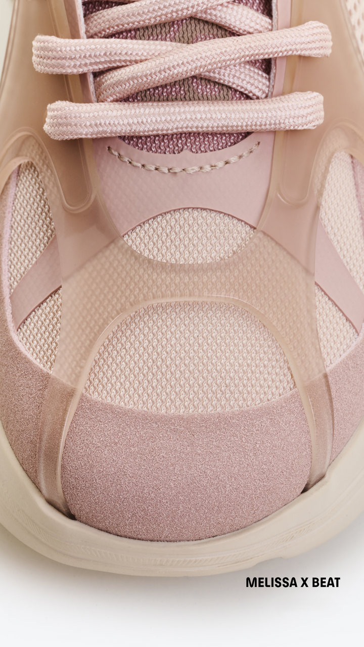Sneaker Melissa X Beat I Adulto Bege 39505 – tênis casual em Melflex com design moderno e acabamento monocromático, solado robusto e confortável, ideal para compor looks urbanos com estilo e praticidade.

🔑 Palavra-chave principal:
Sneaker Melissa X Beat I Adulto Bege 39505

🔍 Palavras-chave relacionadas:
Tênis Melissa bege, Melissa X Beat I, sneaker Melissa adulto, tênis casual Melissa