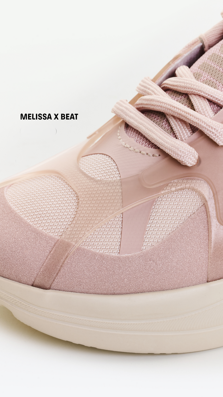 Sneaker Melissa X Beat I Adulto Bege 39505 – tênis casual em Melflex com design moderno e acabamento monocromático, solado robusto e confortável, ideal para compor looks urbanos com estilo e praticidade.

🔑 Palavra-chave principal:
Sneaker Melissa X Beat I Adulto Bege 39505

🔍 Palavras-chave relacionadas:
Tênis Melissa bege, Melissa X Beat I, sneaker Melissa adulto, tênis casual Melissa