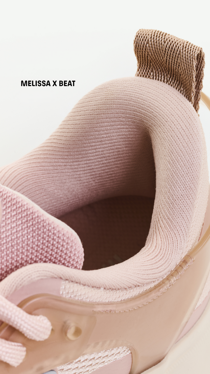 Sneaker Melissa X Beat I Adulto Bege 39505 – tênis casual em Melflex com design moderno e acabamento monocromático, solado robusto e confortável, ideal para compor looks urbanos com estilo e praticidade.

🔑 Palavra-chave principal:
Sneaker Melissa X Beat I Adulto Bege 39505

🔍 Palavras-chave relacionadas:
Tênis Melissa bege, Melissa X Beat I, sneaker Melissa adulto, tênis casual Melissa