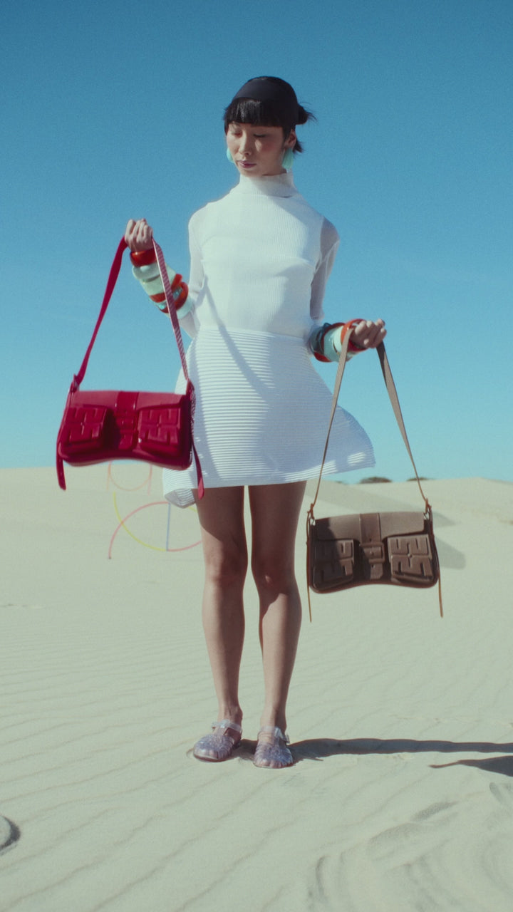 Bolsa Melissa Cargo Bag 34474 – bolsa moderna e funcional em design utilitário, com alça larga ajustável e compartimentos espaçosos, perfeita para compor looks estilosos com praticidade no dia a dia.

🔑 Palavra-chave principal:
Bolsa Melissa Cargo Bag 34474

🔍 Palavras-chave relacionadas:
Melissa Cargo Bag, bolsa utilitária Melissa, bolsa grande Melissa, bolsa prática Melissa