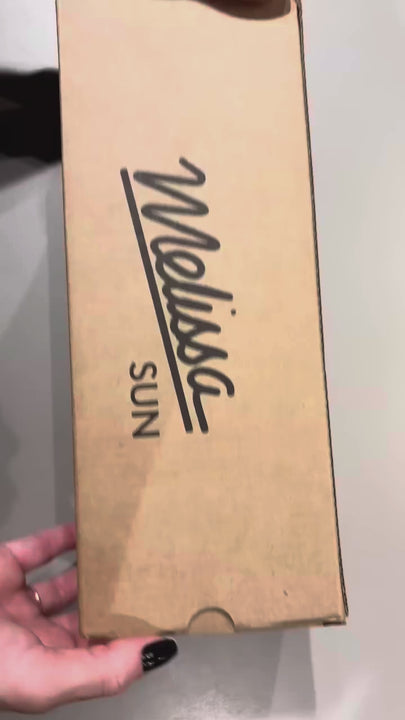 Chinelo Melissa Sun Long Beach II adulto, com tiras finas e solado reto – calçado leve, clean e confortável para o dia a dia.

Palavra-chave principal:
Melissa Sun Long Beach II

Palavras-chave relacionadas:
Chinelo Melissa
Melissa 35781
Chinelo feminino leve
Melissa tiras finas
Slide Melissa adulto
Calçado confortável Melissa
Chinelo casual feminino
Melissa beachwear
Chinelo minimalista
Melissa verão 2025