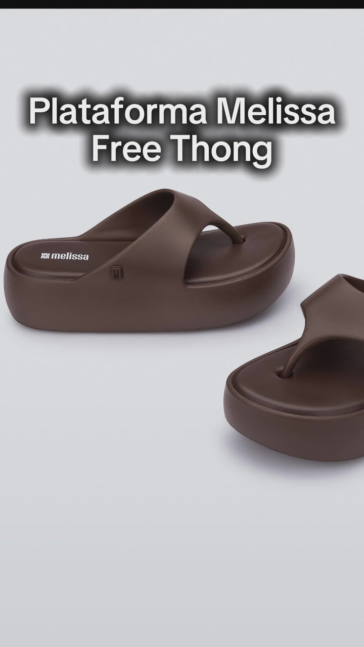 Sandália Melissa Free Platform Thong adulto na cor bronze, com design de dedo, solado plataforma e tiras largas – calçado moderno, confortável e estiloso para o dia a dia.

Palavra-chave principal:
Melissa Free Platform Thong

Palavras-chave relacionadas:
Melissa 36088, sandália de dedo bronze, plataforma Melissa, calçado confortável Melissa, sandália moderna, tiras largas Melissa, Melissa bronze adulto, chinelo plataforma, sandália casual feminina, slide Melissa adulto