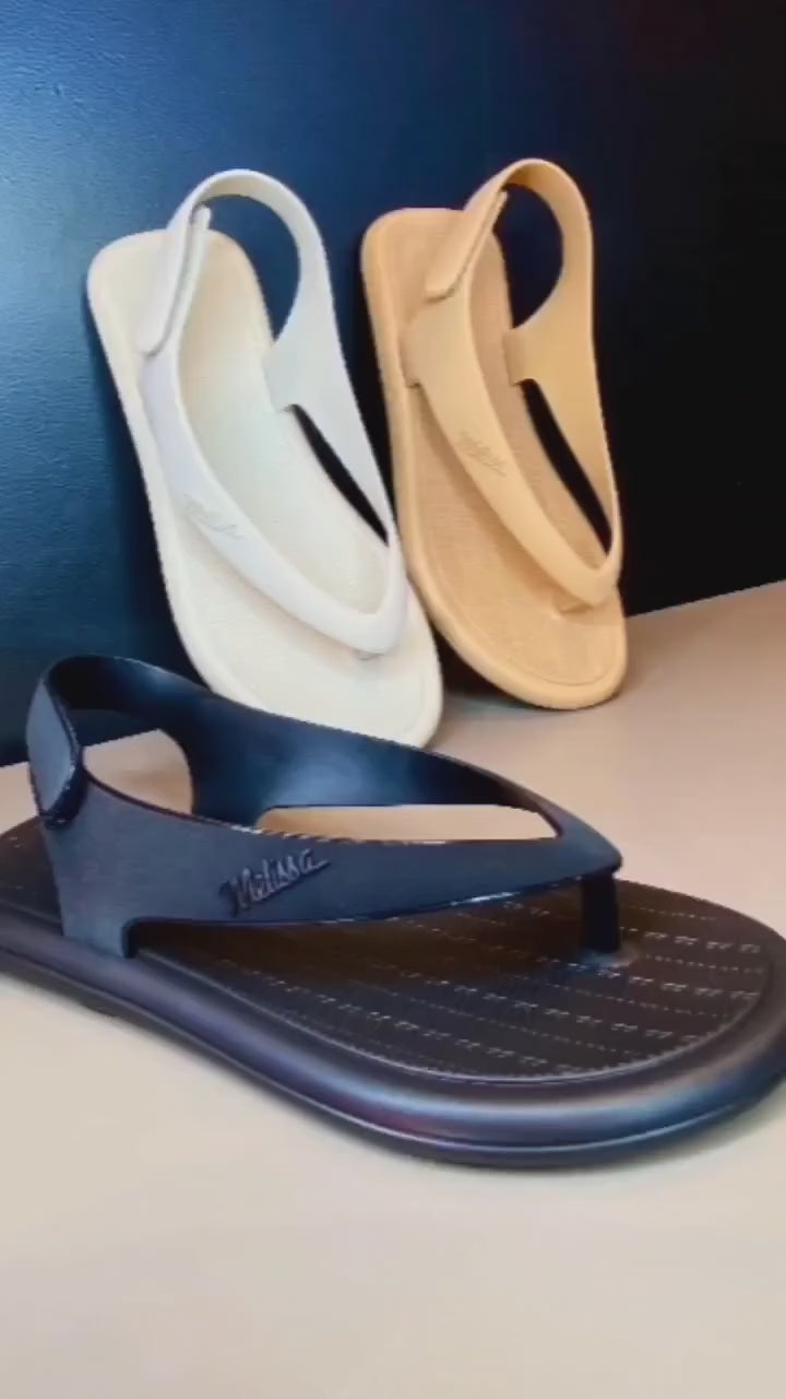 Melissa Sun Samba Adulto 37437 – sandália flat em Melflex com tiras finas e design minimalista, leve e versátil para looks casuais com conforto no dia a dia.

🔑 Palavra-chave principal:
Melissa Sun Samba Adulto 37437

🔍 Palavras-chave relacionadas:
Sandália Melissa Sun Samba, Melissa adulto, sandália flat Melissa, Melissa confortável dia a dia